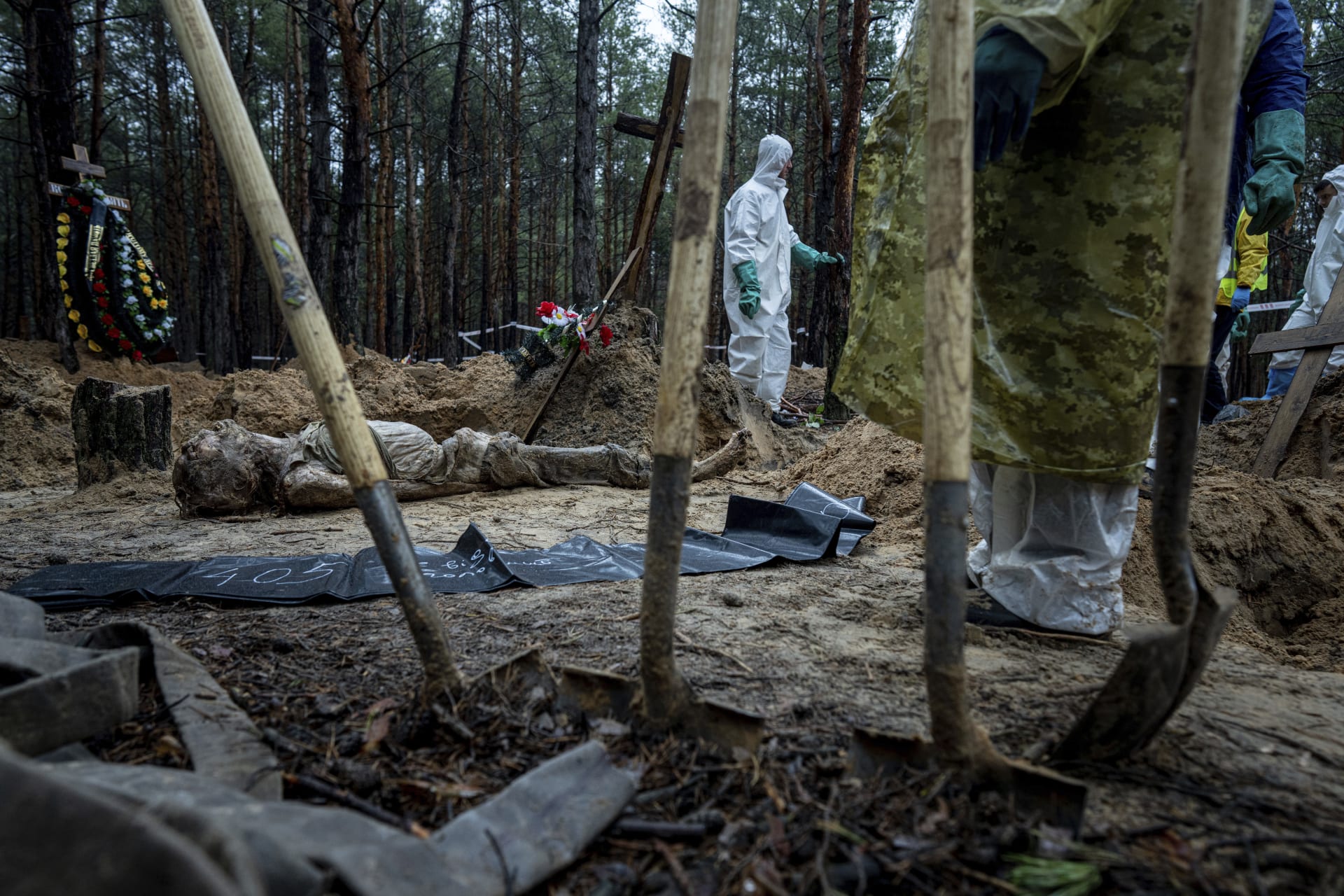 Ukrajinští vyšetřovatelé exhumují těla z masového hrobu v Izjumu