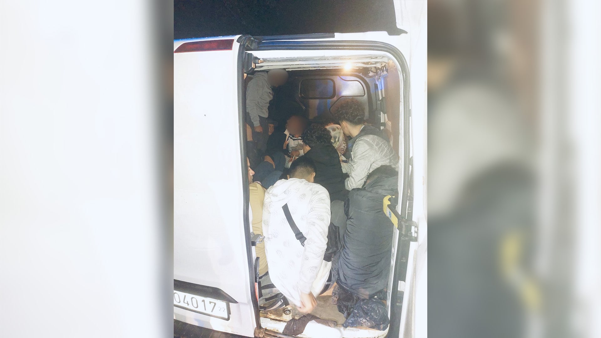 Až varovné výstřely policistů z pražské SPJ zastavily ve čtvrtek nad ránem převaděče, který převážel 15 migrantů. 