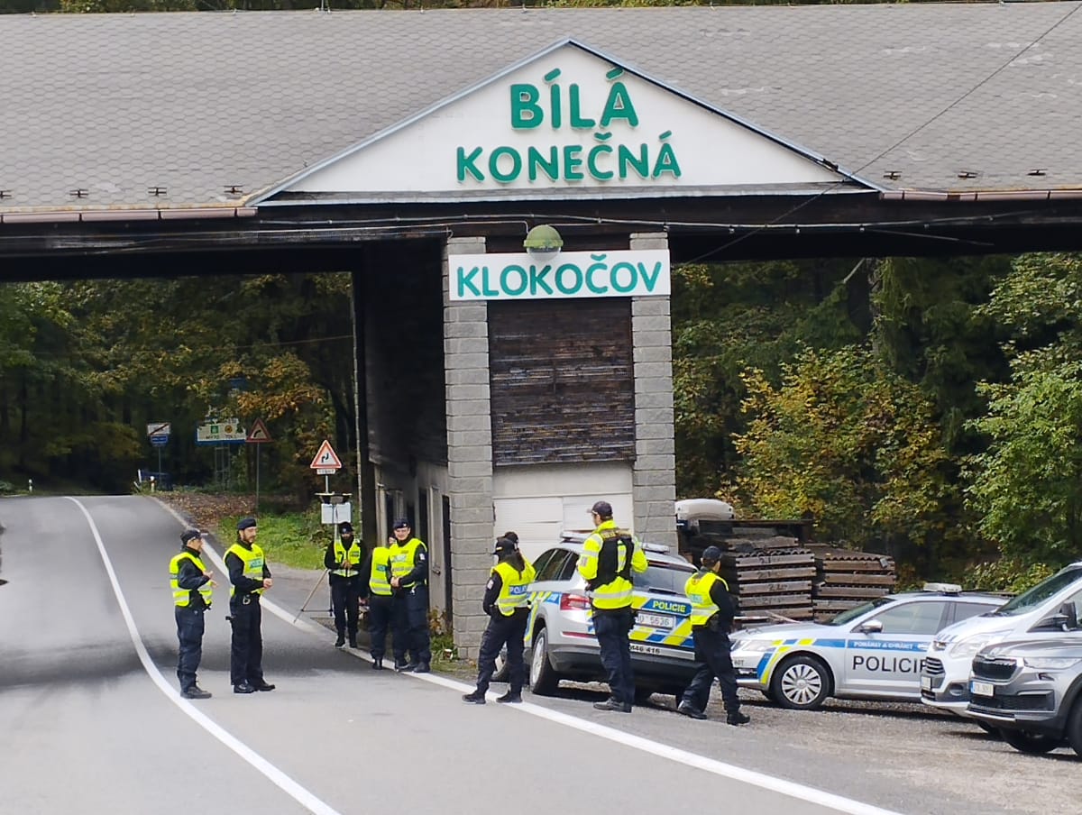 Osada Konečná na česko-slovenské hranici v Beskydech. Policisté tady od 29. září ostře střeží hraniční přechod, což se mnohým starousedlíkům nelíbí. Jiní ale hlídky vítají.