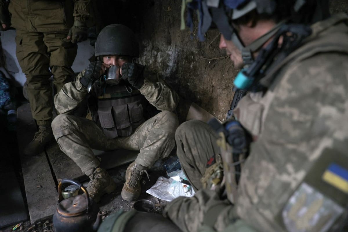 Ukrajinští vojáci odpočívají na frontové linii v Doněcké oblasti