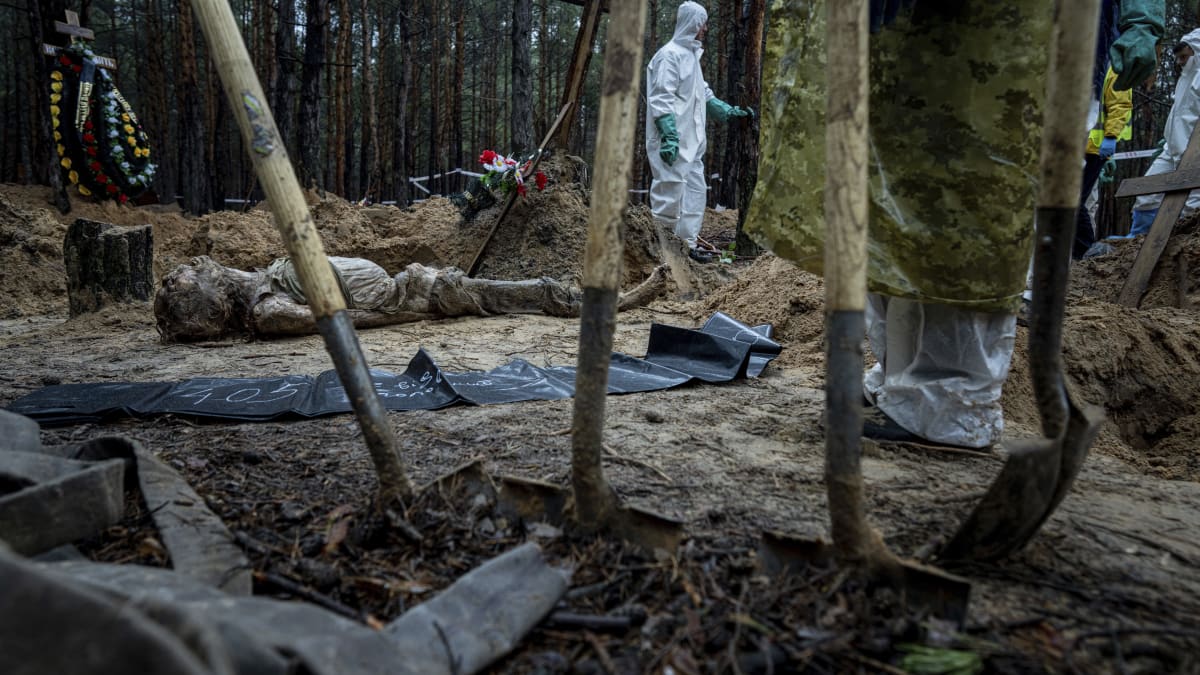 Ukrajinští vyšetřovatelé exhumují těla z masového hrobu v Izjumu
