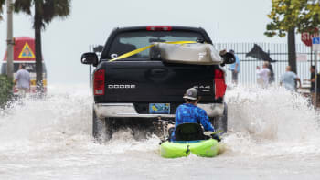 Floridu trápí záplavy jako po tsunami, hrozí stovky mrtvých. Lidé lezou na střechy domů