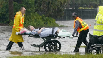 Záběry hrdinů hurikánu Ian: Ze zaplaveného auta vyprostili seniora, reportér pomáhal tonoucím
