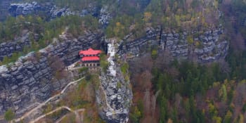 Lidé se po rozsáhlém požáru vrací do Českého Švýcarska. Pravčická brána se otevře v sobotu