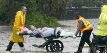 Hrdinové hurikánu Ian: Ze zaplaveného auta vyprostili seniora, reportér pomáhal tonoucím