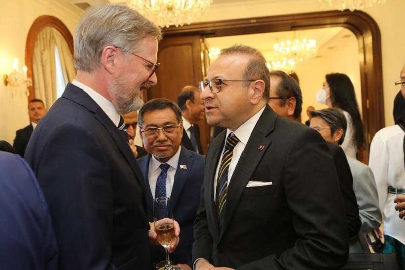 Turecky velvyslanec Egemen Bagis a cesky premier Petr Fiala