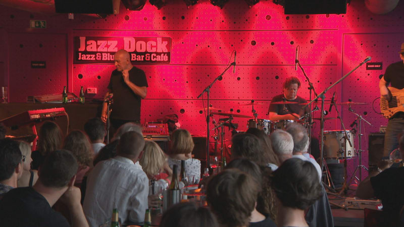 Trumpetista Laco Déczi se každoročně do Česka vrací se svým turné. 