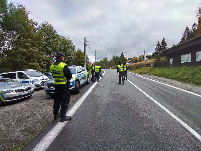 Osada Konečná na česko-slovenské hranici v Beskydech. Policisté tady od 29. září ostře střeží hraniční přechod, což se mnohým starousedlíkům nelíbí. Jiní ale hlídky vítají.