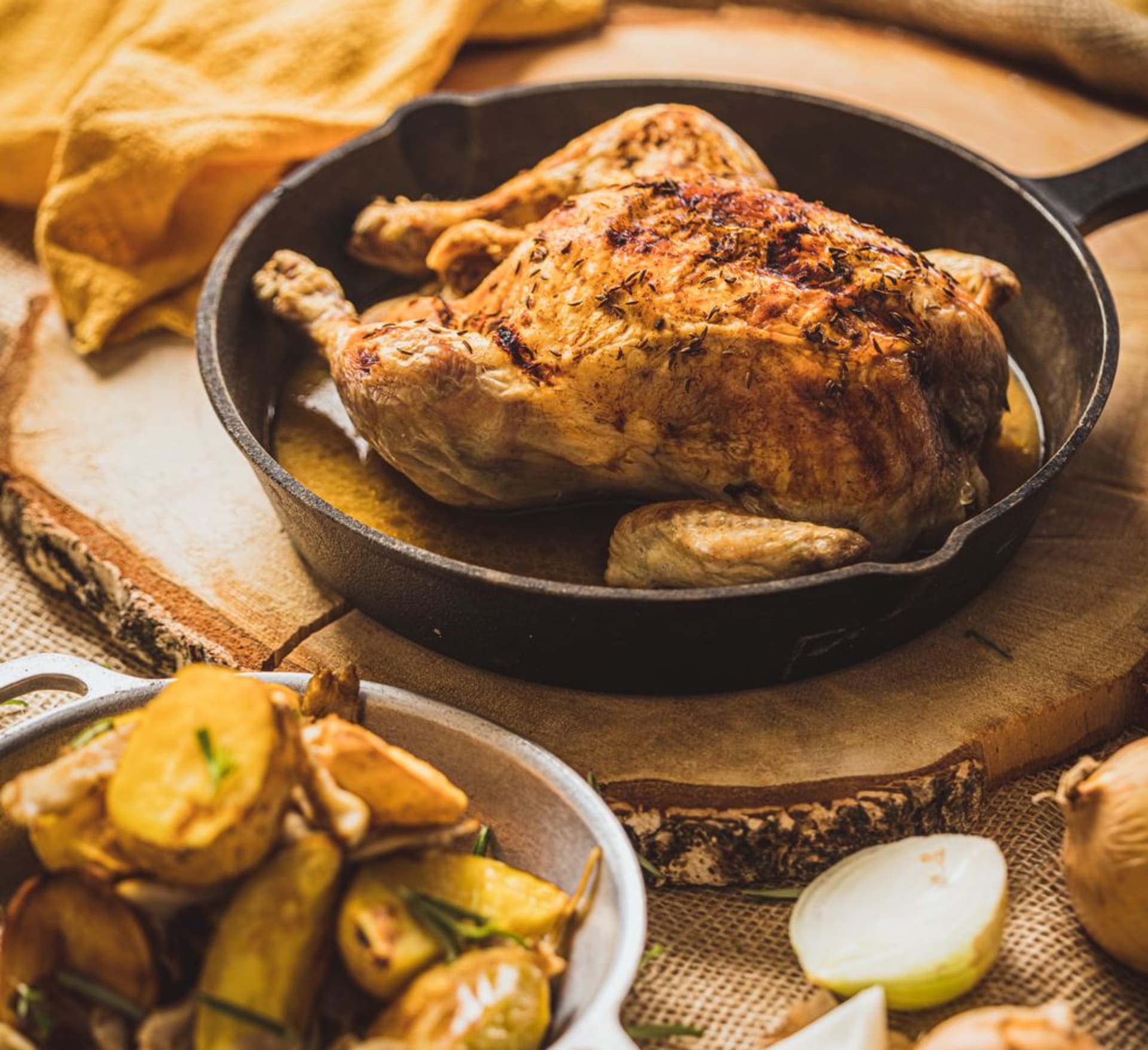 Pečené kuře s rozmarýnovou omáčkou a pečenými brambory s hlívou ústřičnou