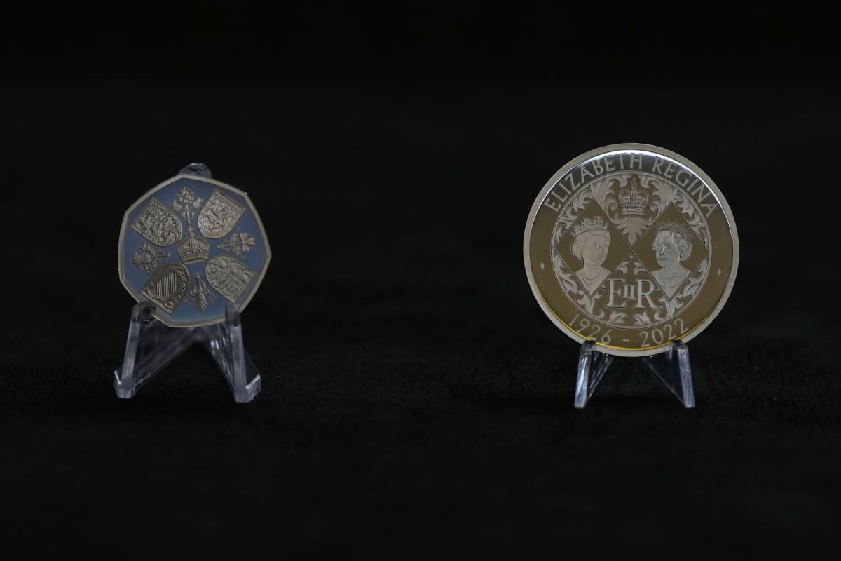 Vytvořena byla také pamětní mince v hodnotě 5 liber, která má na zadní straně dvojportrét zesnulé Alžběty II. 