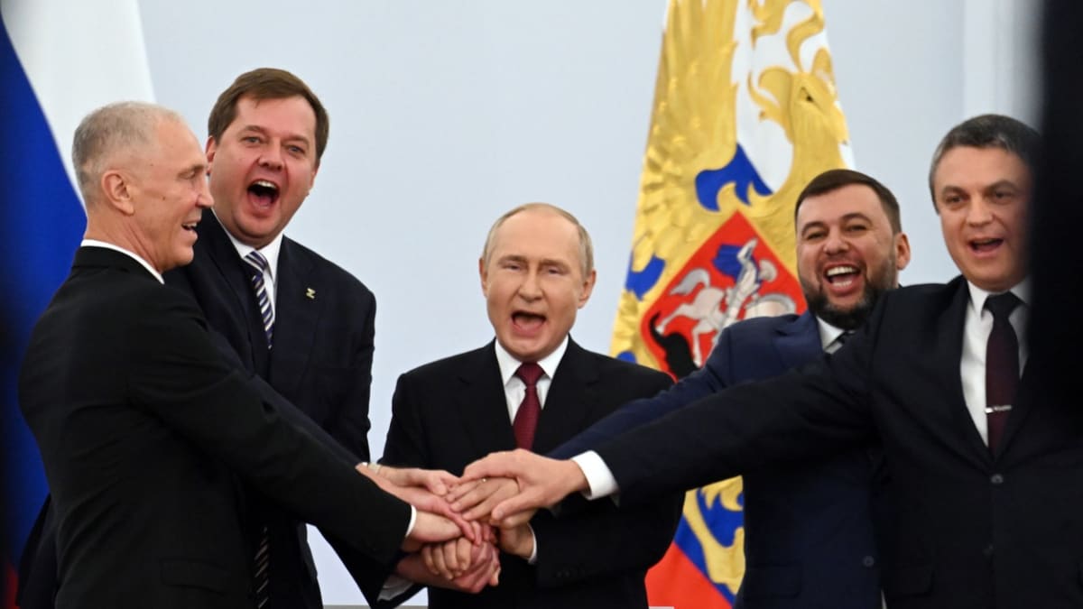 Vladimir Putin při podpisu referenda o připojení čtyř ukrajinských oblastí k Rusku (30. 9. 2022)