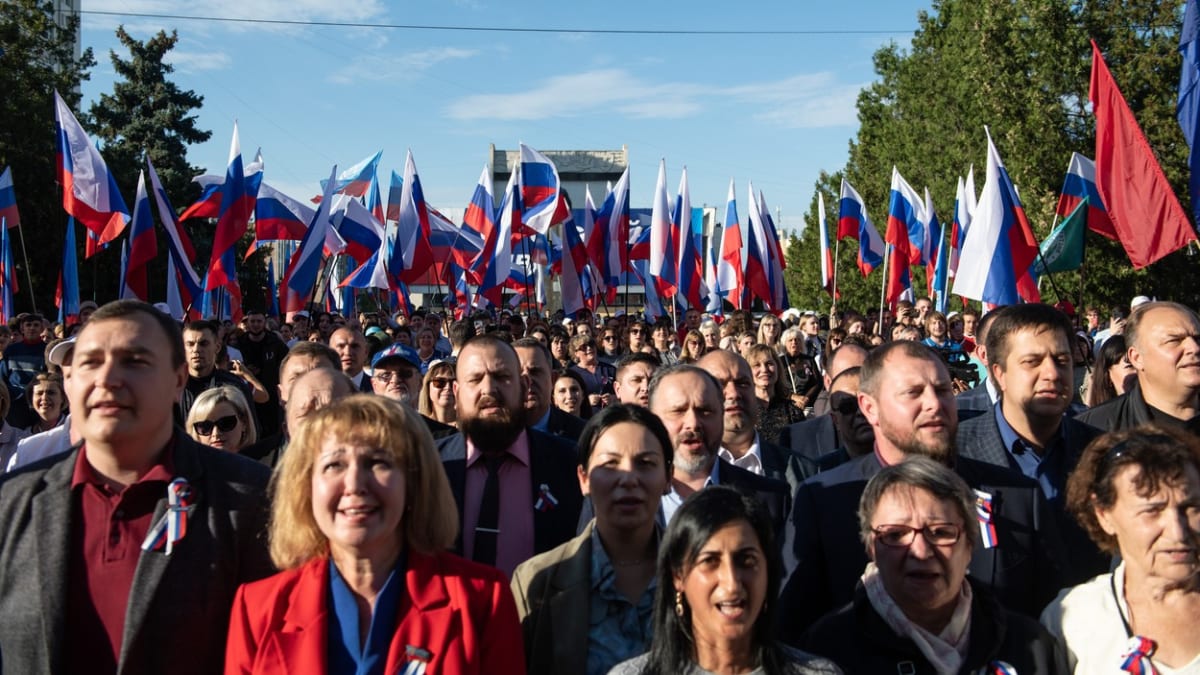 Lidé v Luhanské oblasti oslavují násilné připojení k Rusku (30. 9. 2022).
