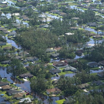 Domy jsou obklopeny záplavami způsobenými hurikánem Ian ve čtvrtek 29. září 2022 ve Fort Myers na Floridě.