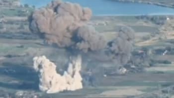 Záběry z bojů: Ukrajinci odpálili ruský muniční sklad. Skrývaly se v něm i vražedné houfnice