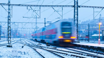 Expresní vlak srazil a usmrtil člověka v Praze. Nehoda zastavila provoz příměstských spojů