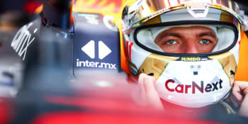 Král Max. Do Verstappenovy nadvlády už rýpe i Hamilton, zábavu přináší neštěstí Ferrari