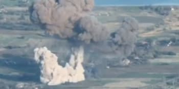 Záběry z bojů: Ukrajinci odpálili ruský muniční sklad. Skrývaly se v něm i vražedné houfnice