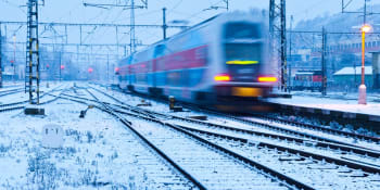 Smrtelná nehoda u Běchovic: Vlak srazil člověka, provoz mezi Kolínem a Prahou stál