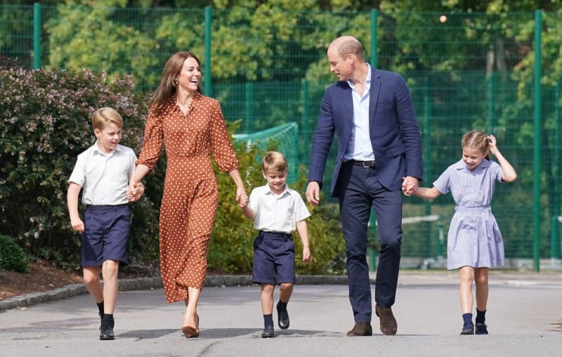Princ William a princezna Kate vedou své děti k úctě ke královské rodině.