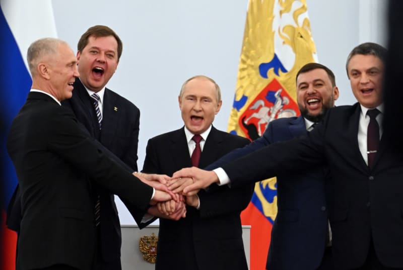 Vladimir Putin při podpisu referenda o připojení čtyř ukrajinských oblastí k Rusku