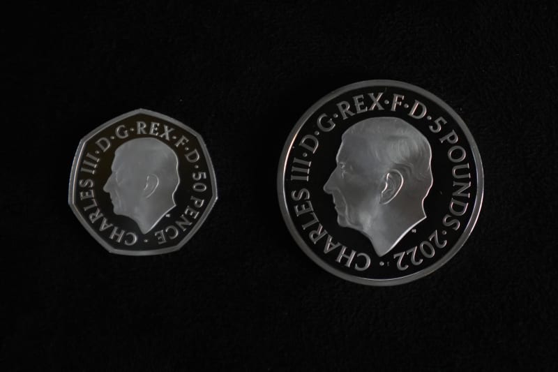 Královská mincovna odhalila nové mince s portrétem Karla III. 