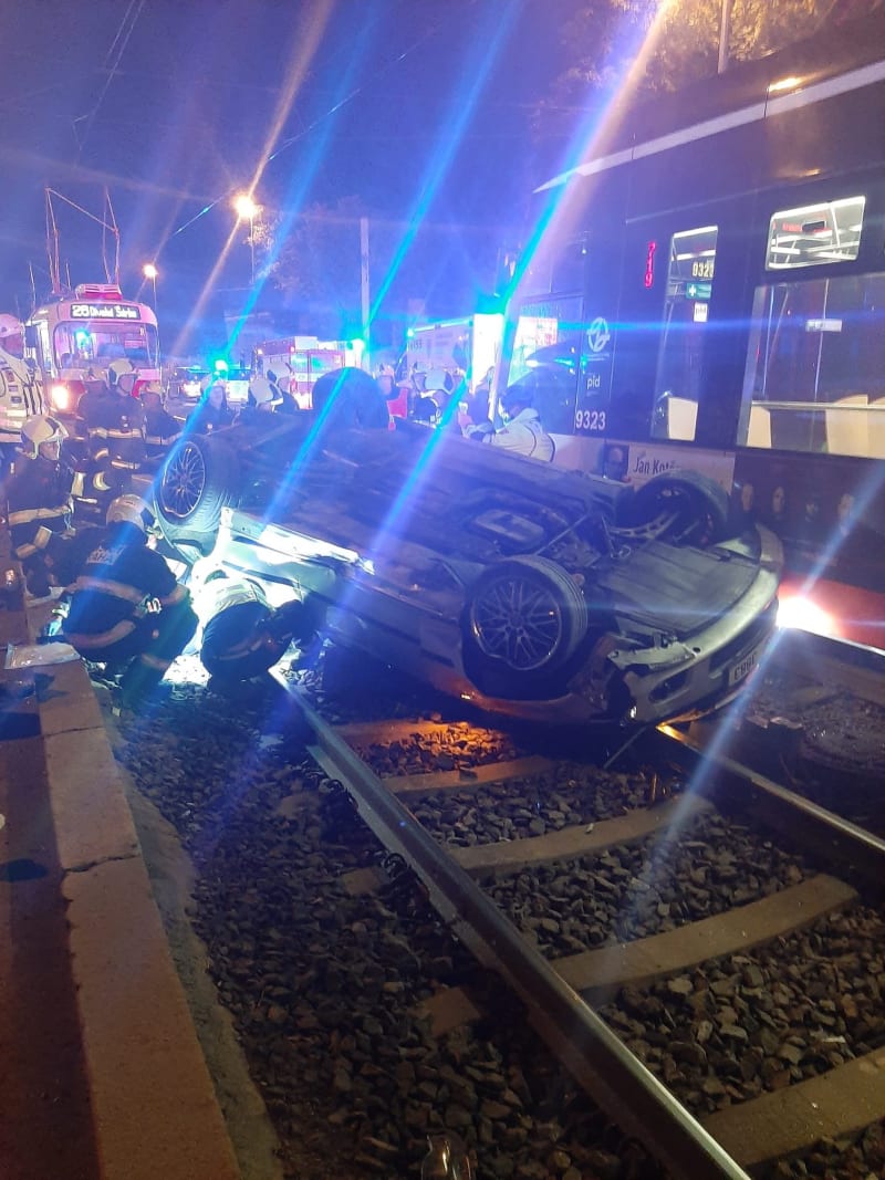 Vážná dopravní nehoda vozidla, které skončilo na střeše na tramvajových kolejích.