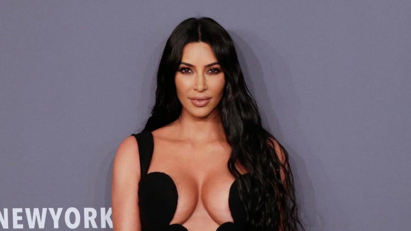Kim Kardashian tvrdí, že ještě nezačala šedivět. V minulosti přitom řekla opak