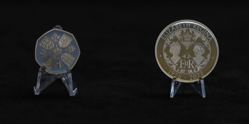 Vytvořena byla také pamětní mince v hodnotě 5 liber, která má na zadní straně dvojportrét zesnulé Alžběty II. 