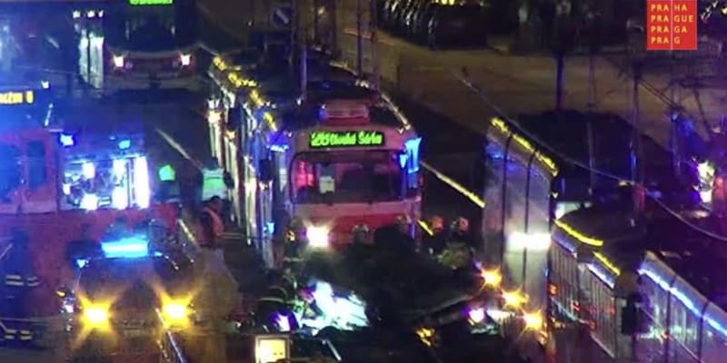 Vážná dopravní nehoda vozidla, které skončilo na střeše na tramvajových kolejích.