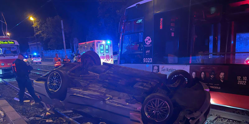 Zfetovaný řidič v Praze se srazil s tramvají. Auto skončilo na střeše, doprava je přerušena