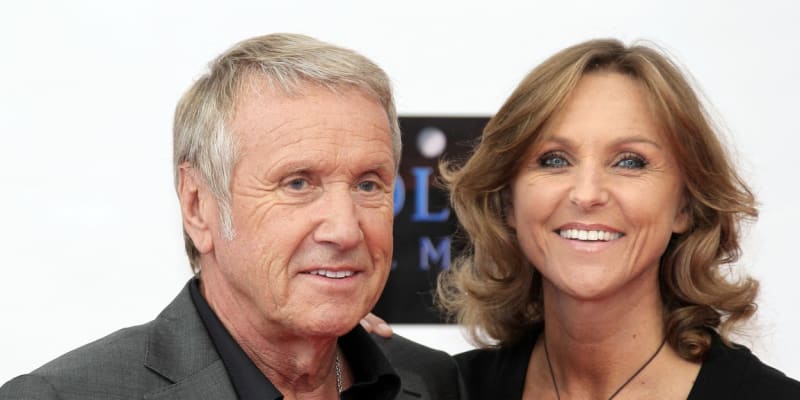 Yves Rénier a jeho druhá manželka Karine pózují během Mezinárodního televizního festivalu v Monte Carlu (2012). 