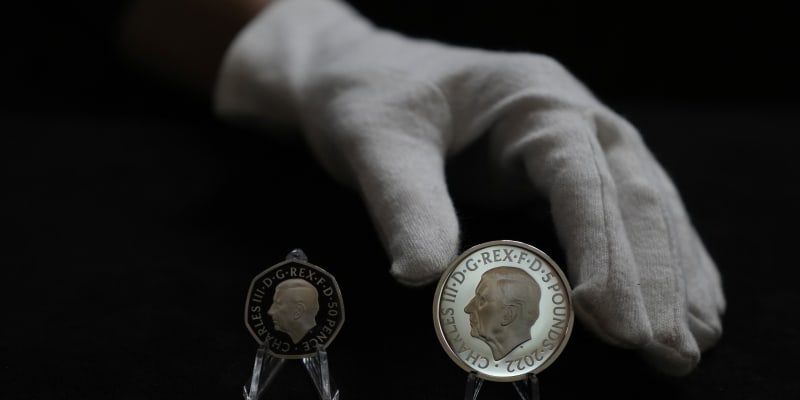 Královská mincovna odhalila nové mince s portrétem Karla III. 