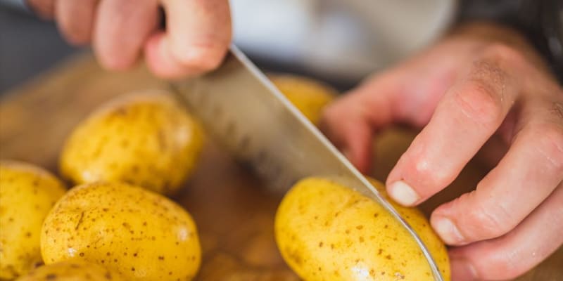 Očištěné brambory nakrájejte