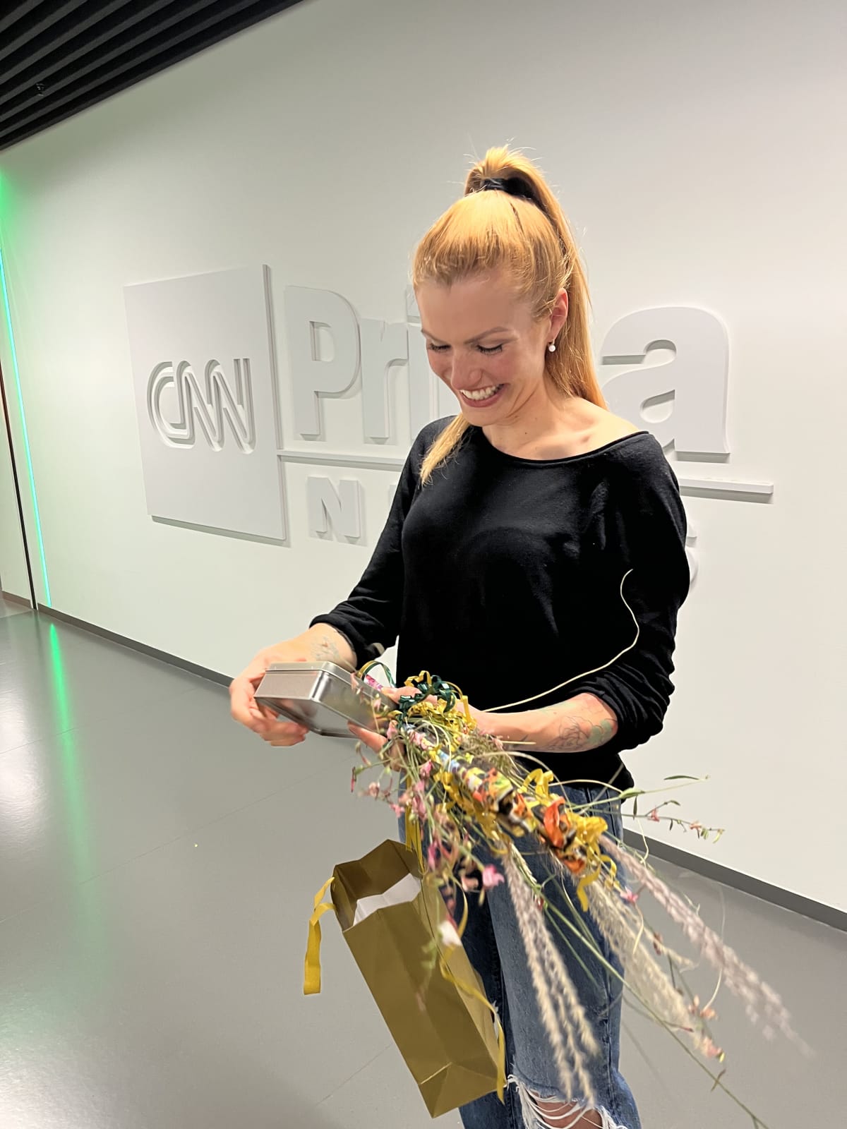 Gabriela Soukalová přebírá dárek od jejích redakčních kolegů.