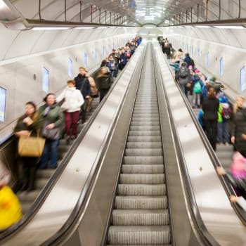 Cestující na eskalátorech v pražském metru