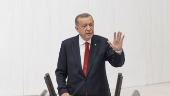 Zdechovský: Turecko díky válce přebírá otěže. Erdogan se změnil v anděla míru, říká Bašta