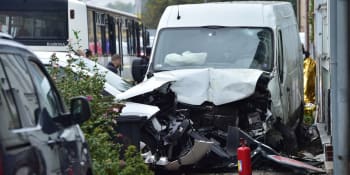 Převaděč u Břeclavi ujížděl policii. Vůz s migranty naboural, zraněno je 21 lidí včetně dětí