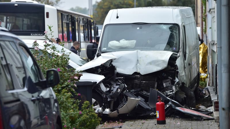 Převaděč u Břeclavi ujížděl policii. Vůz s migranty naboural, zraněno je 21 lidí včetně dětí
