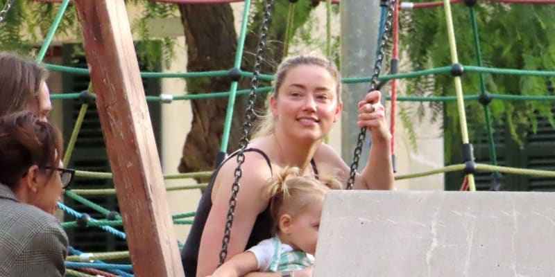 Amber Heard odjela s dcerou na dovolenou do Španělska.