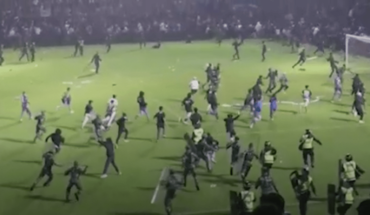 Při násilnostech po fotbalovém utkání v Indonésii zemřelo 131 lidí.