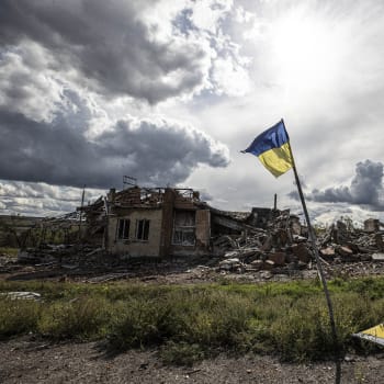 Ukrajinská vlajka vlaje v silně poškozené obytné čtvrti v obci Dolina v Doněcké oblasti na Ukrajině po stažení ruských vojsk 24. září 2022. 