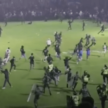 Při násilnostech po fotbalovém utkání v Indonésii zemřelo 125 lidí. 