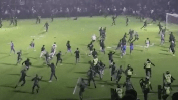 Tragédie po utkání 1. ligy v Indonésii: V tlačenici na fotbalovém stadionu zemřelo 129 lidí