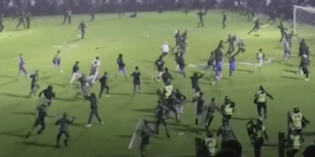 Tragédie po utkání ligy v Indonésii: V tlačenici na fotbalovém stadionu zemřelo 125 lidí