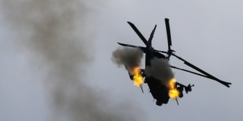 Záběry z boje: Ruský vrtulník je v plamenech. Posádka míří do pekel, vzkazují Ukrajinci