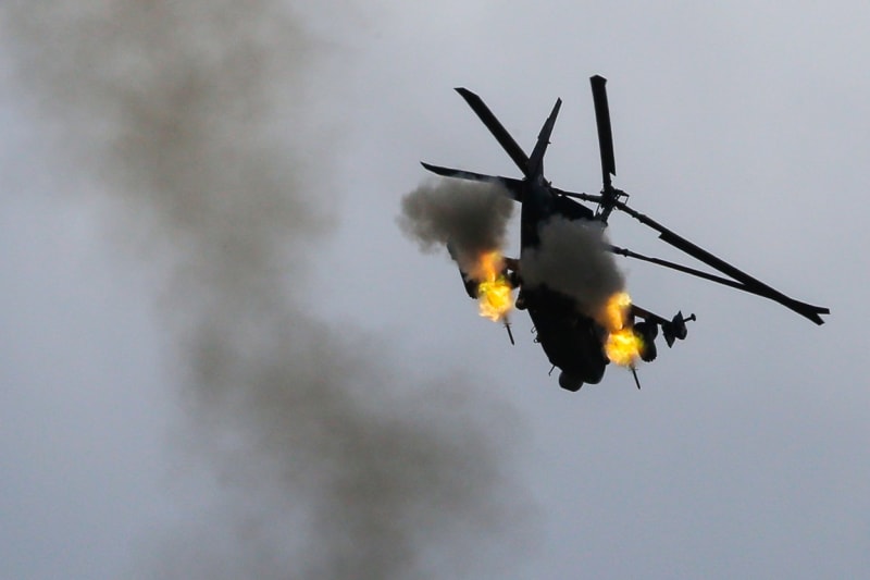 Ruský vrtulník palebné podpory Ka-52 Aligátor v akci (ilustrační foto)