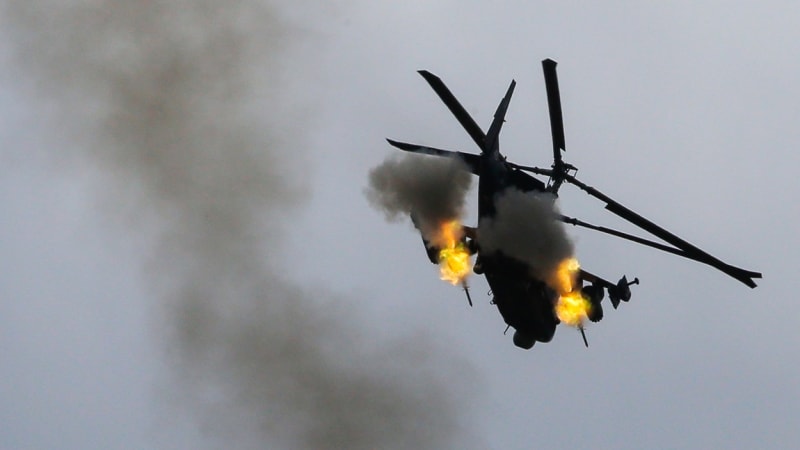 Záběry z boje: Ruský vrtulník je v plamenech. Posádka míří do pekel, vzkazují Ukrajinci