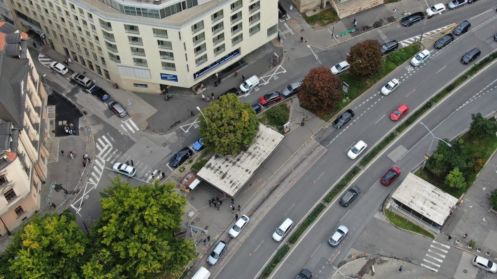 Nehoda se stala v neděli večer na, zastávce městské hromadné dopravy v Bratislavě. 