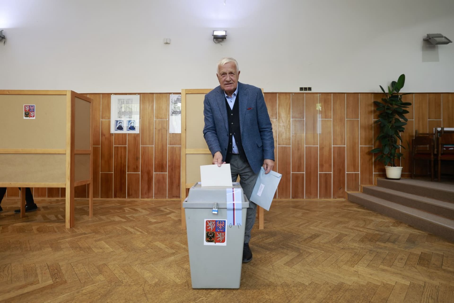 Václav Klaus během komunálních voleb. ODS už podle jeho slov není tou stranou, jakou byla za něj.