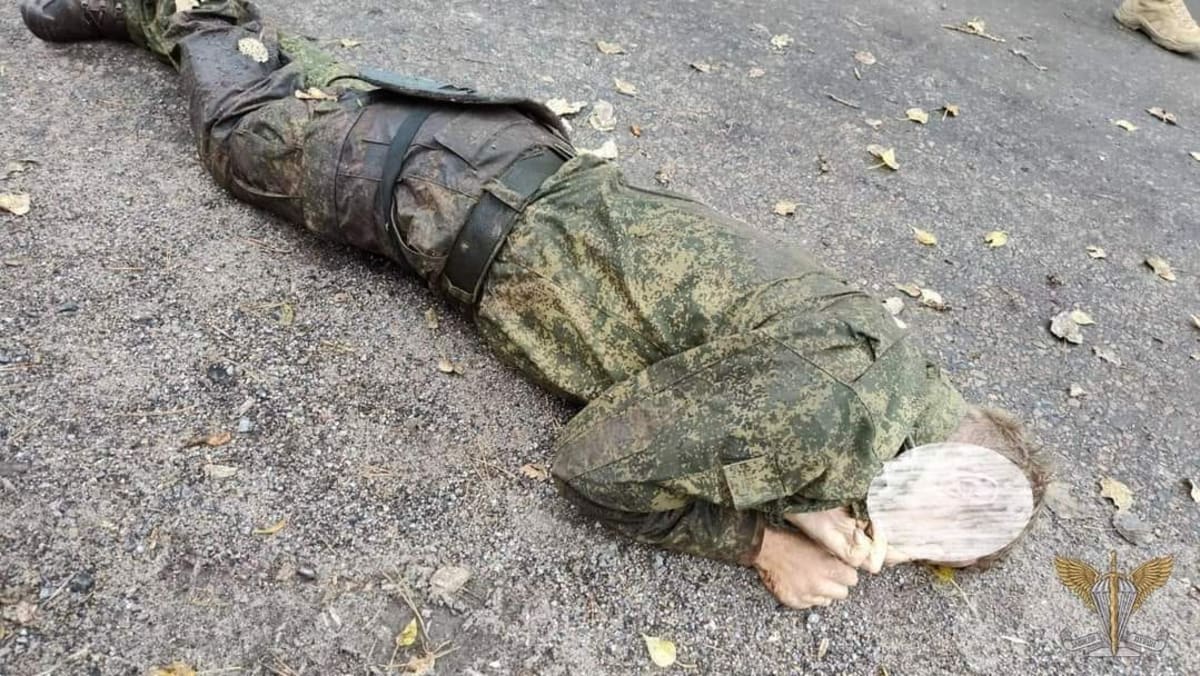 Mrtvý ruský voják v Lymanu, 3. října 2022